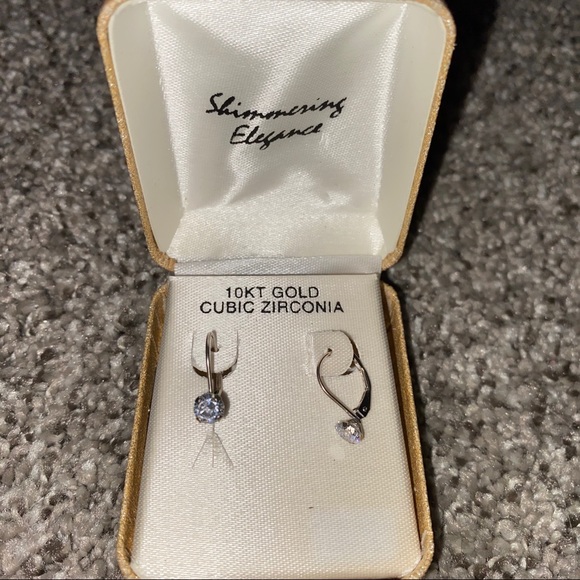Earrings - Picture 1 of 2